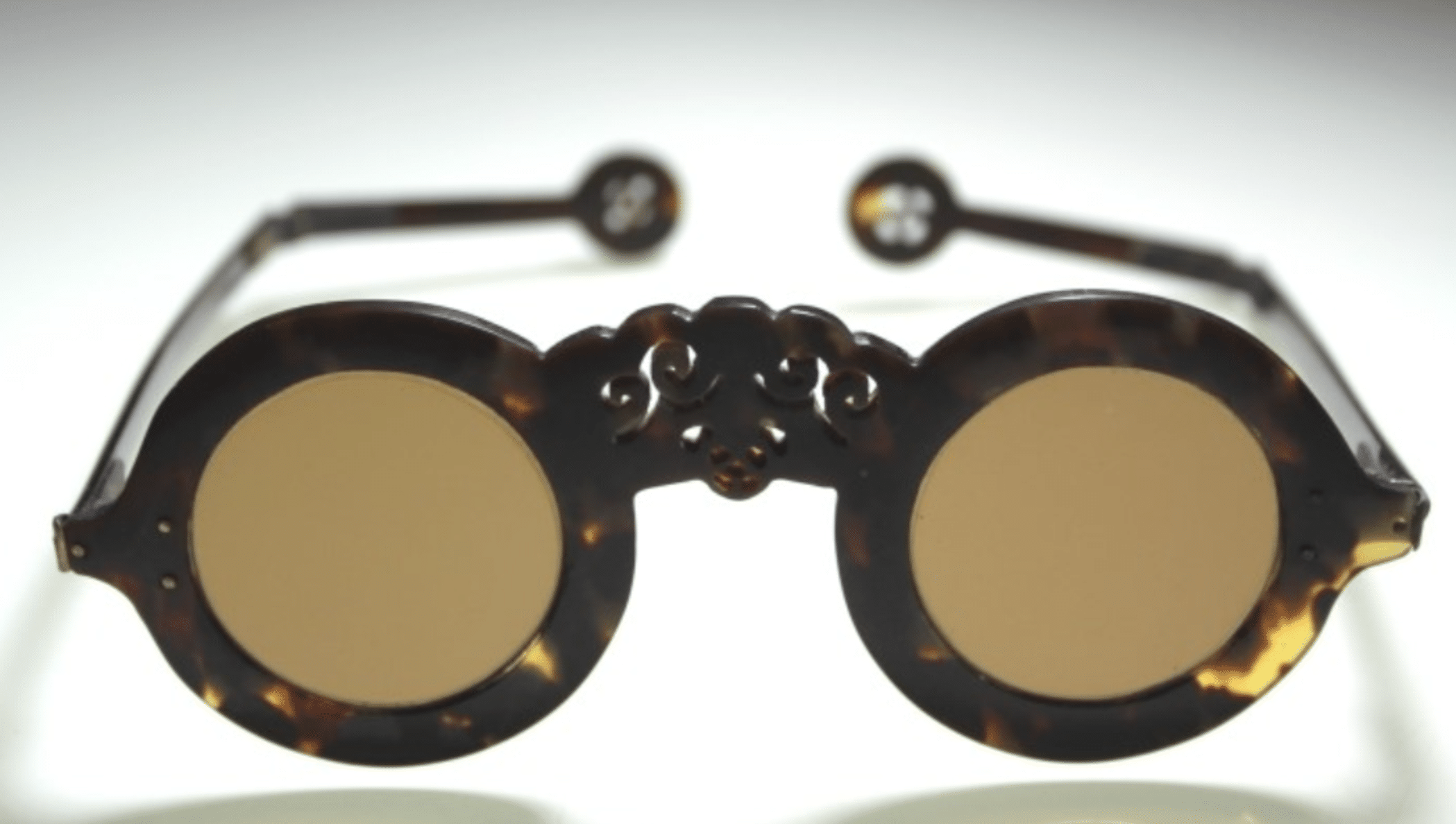 거북 등껍질 이용한 중국 ‘대모 안경’, 출처: 국립민속박물관