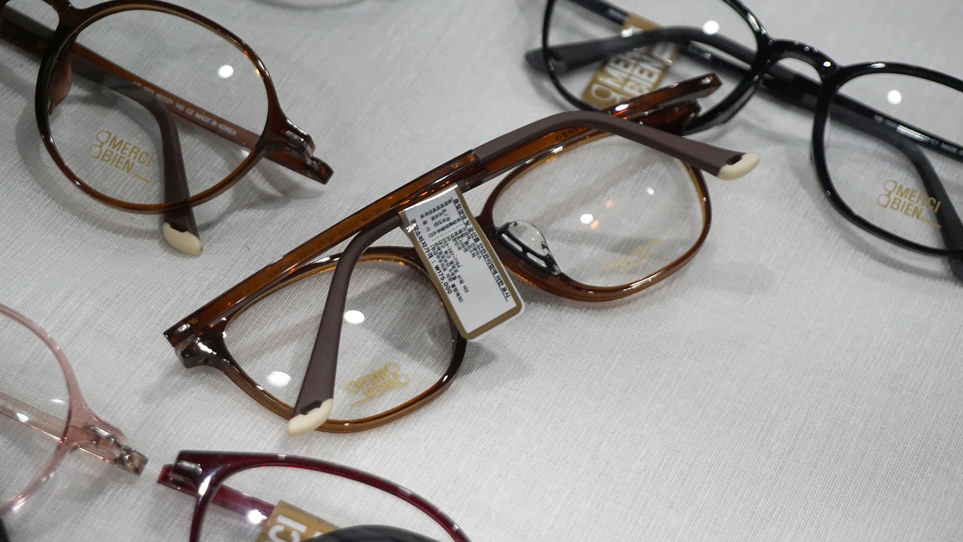 요즘 유행하는 안경테 알아보기 (국제안경산업전시회 참관후기(8)